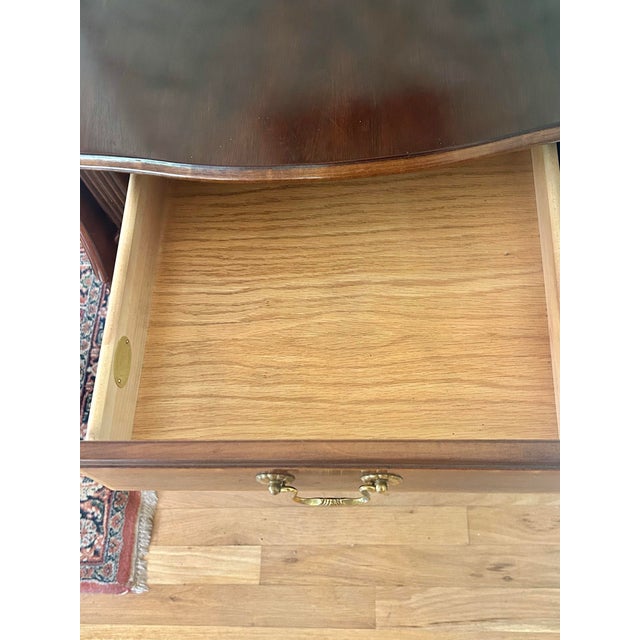 Late 20th Century Sherrill Furniture Mahogany Pembroke Drop-Leaf Side Table – Traditional Federal Style With Brass Hardware For Sale - Image 12 of 14