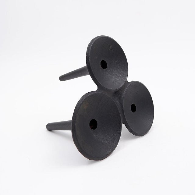 Scandinavian Mid-Century - Candelstick Measures : 15x14cm H:11cm Material : Cast Iron Black cast iron "Hornblower"...