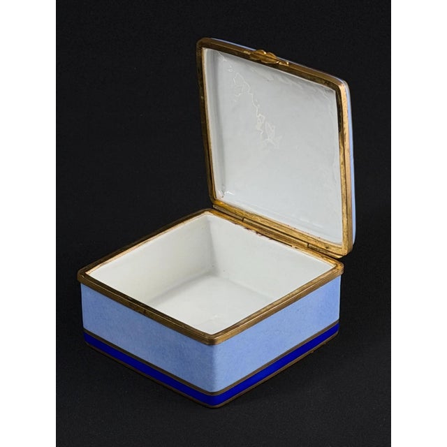 1920s French Cobalt Porcelain Box with Gilt Eagle from Porcelaine de Paris, 1900-1930 For Sale - Image 5 of 7