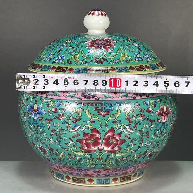 Chinoiserie Famille Rose Enamel Lidded Porcelain Ginger Jar, Turquoise‑Ground Intertwining Floral Motif Storage Vessel **** For Sale - Image 4 of 9