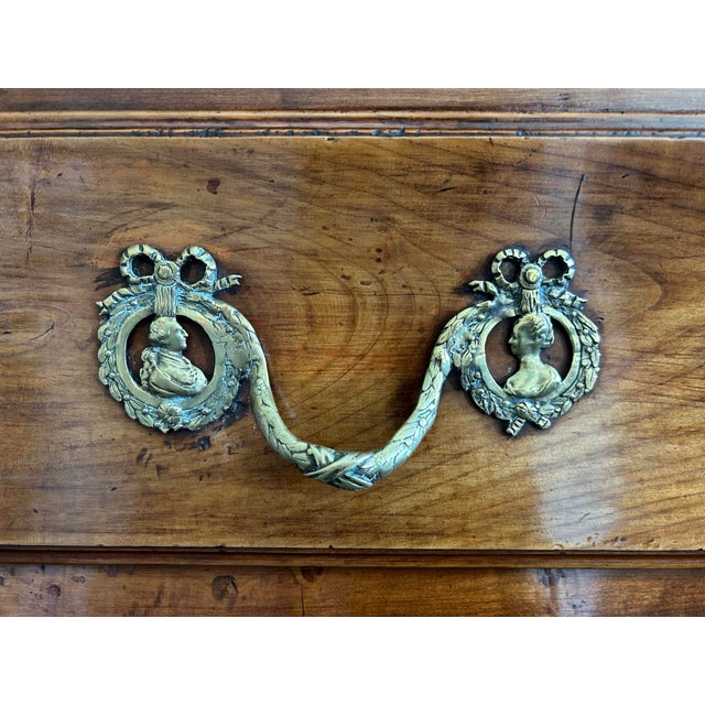 Early 18th Century Bowfront Walnut Chest of Drawers For Sale In Los Angeles - Image 6 of 7