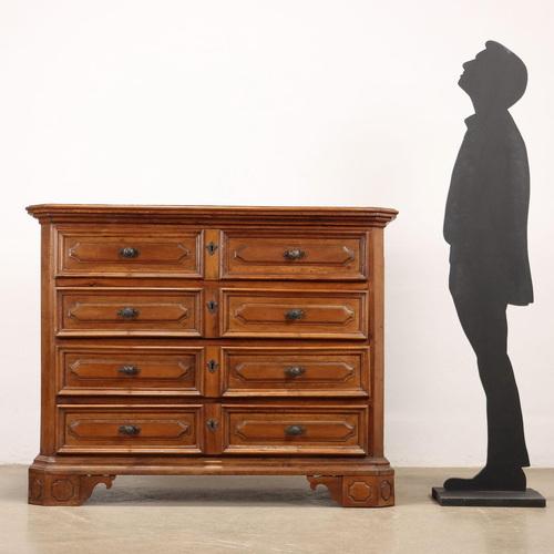 Baroque chest of drawers in walnut, Lombardy, early 18th century. Four drawer front; front and sides decorated with frames...