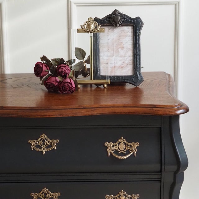 Baroque Bombé Chest of Drawers, 1700s For Sale - Image 4 of 11