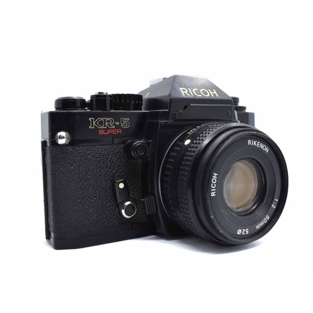 This classic Ricoh KR-5 Super presents a striking aesthetic for collectors of mid-century industrial design and vintage...