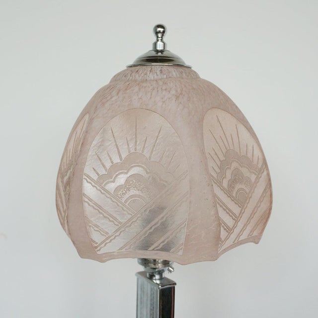An Art Deco table lamp. Chromed metal stem and base with a pink sunrise shade. Chrome finial to top. Dimensions: H 48cm...