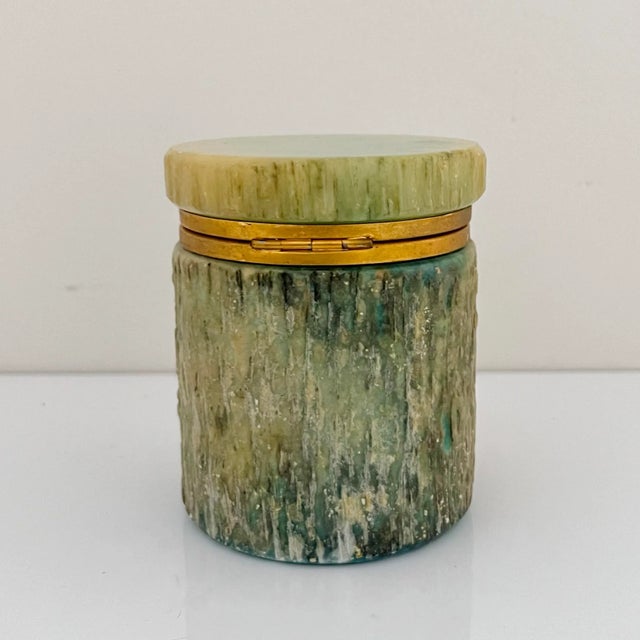 Metal C. 1950s Vintage MCM Italian Alabaster Box in the Style of Fratelli Coppini & Angelo Pinna – Green Onyx & Turquoise Hues With Brass Hinged Lid For Sale - Image 7 of 10
