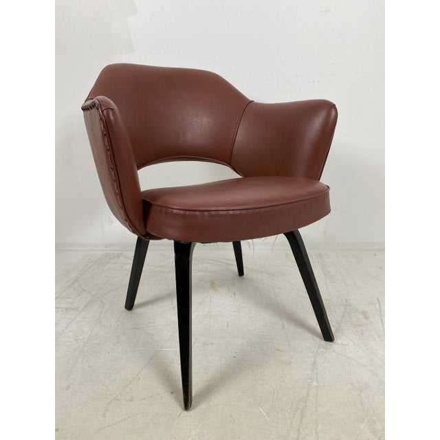 Mid-Century Modern 1960s Vintage Eero Saarinen for Knoll Style Vinyl Arm Chair For Sale - Image 3 of 10