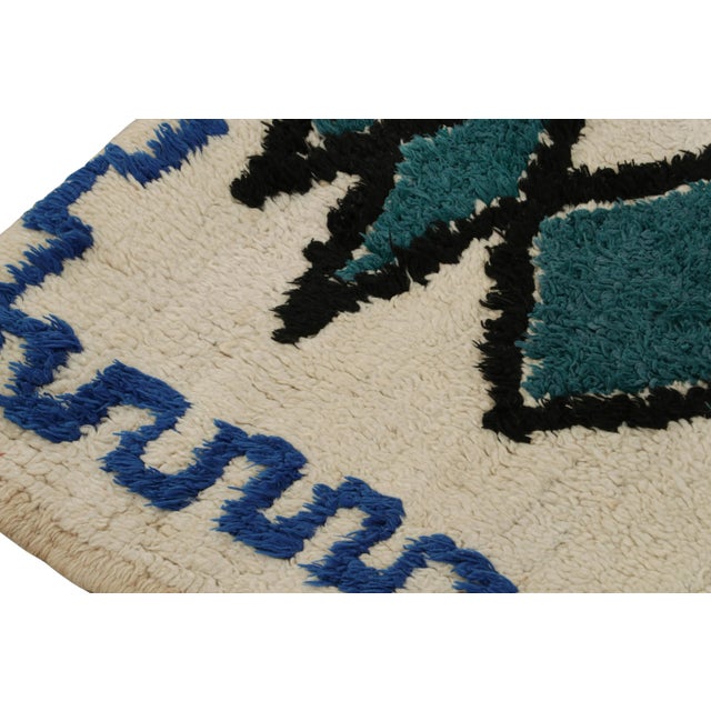 1950s Azilal Moroccan Rug in White With Blue-Black Patterns by Rug & Kilim For Sale In New York - Image 6 of 7
