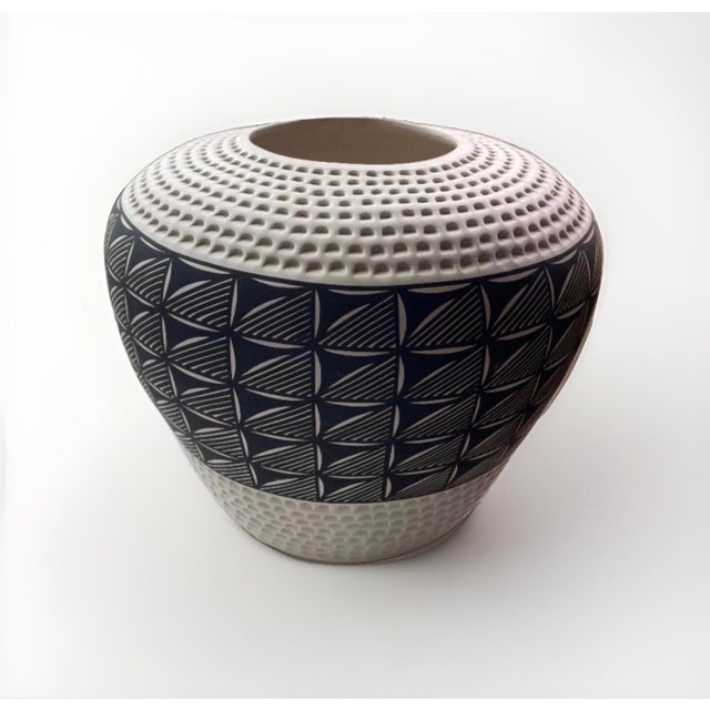 Early Vintage Katherine Victorino Acoma Pueblo Fine Line Pottery Vase – Signed K. V. For Sale - Image 12 of 12