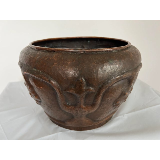 Metal 1910s Stickley Brothers #302 Hammered Copper Jardiniere For Sale - Image 7 of 13