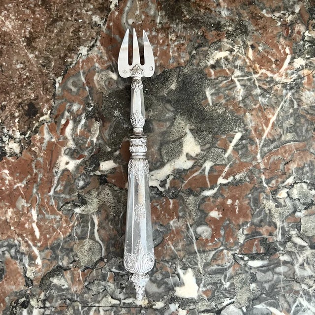 Oyster fork, Louis XV style, decorated with foliage and plant motifs. We can see the presence of a monogram on the bottom...