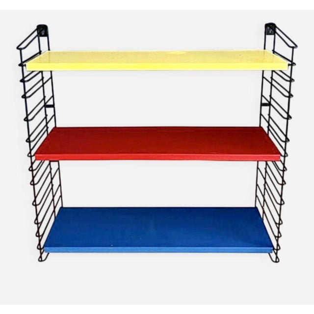 The Tomado wall shelf boasts a particularly striking graphic design and a color palette that gives it a truly decorative...