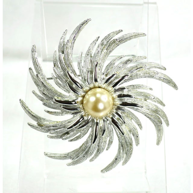 Sarah Coventry Vintage Designer Silver Pearl Brooch 1960s For Sale - Image 4 of 10