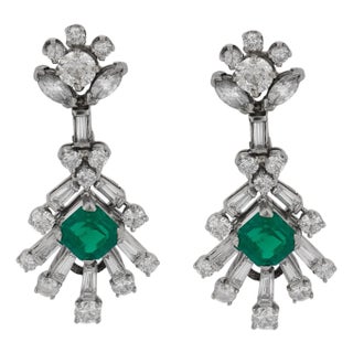 1950s Pair of Mid Century Emerald Diamond Platinum Drop Earrings For Sale