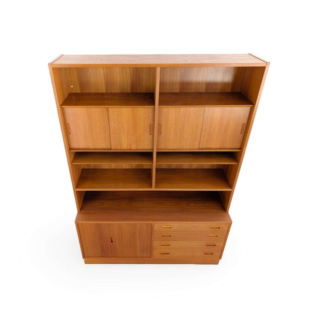 Beautiful vintage designer cabinet from the premium Danish manufacturer Hundevad. The cabinet consists of two parts that...