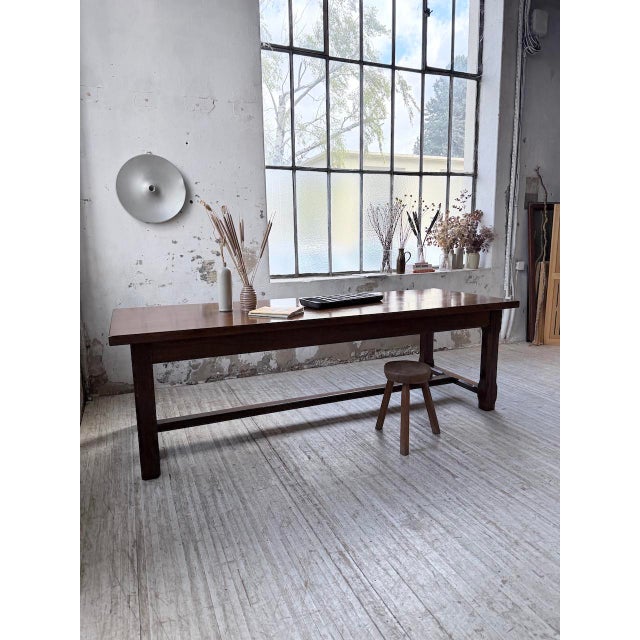 Vintage 1950s farmhouse table in solid oak, with a rustic look. We particularly love its proportions and its ideal length...