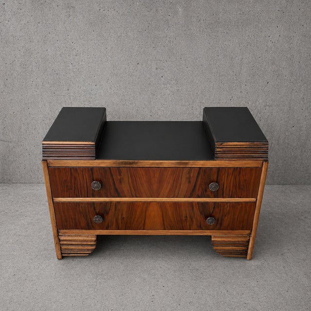 Art Deco Walnut and Oak Compact Chest of Drawers, 1950s, in Good conditions. Designed 1960 to 1969