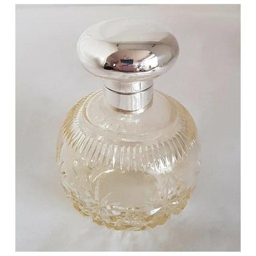 A fine George V crystal cut glass vanity scent bottle dating to the Art Deco period, featuring a sterling silver mount and...
