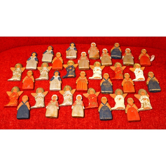 This large set of decorative Christmas figurines is made up of 35 terracotta elements. The figurines are of two types:...