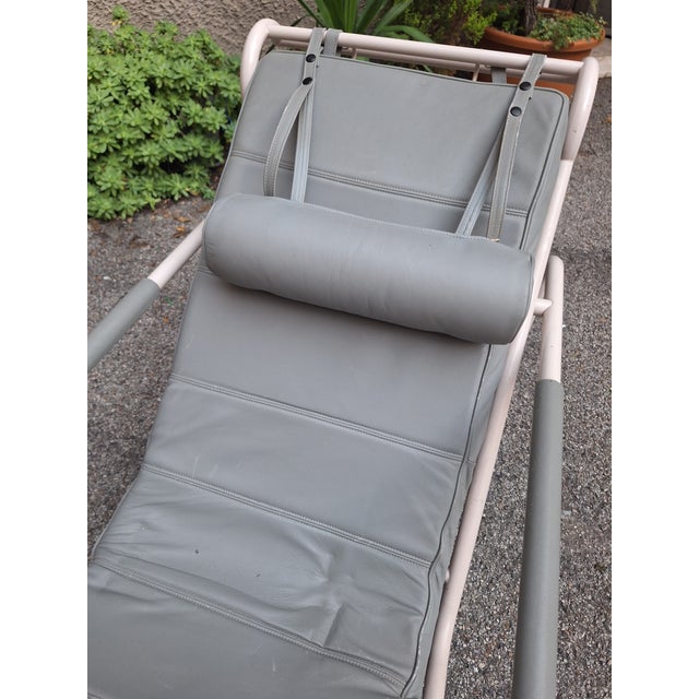 Blue Genni Model Chaise Longue in White Frame and Grey Leather by Gabriele Mucchi for Zanotta, 1990s For Sale - Image 8 of 18