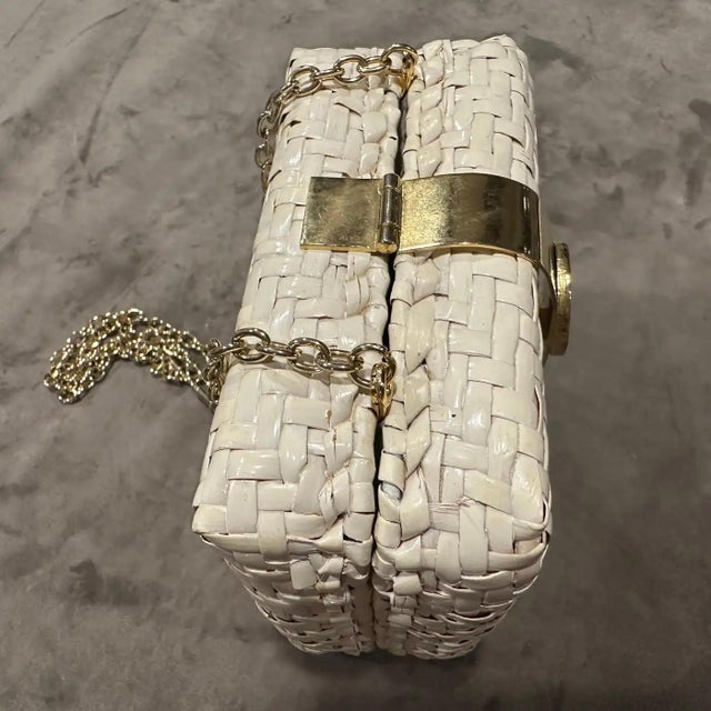 1960s An Elegant 1960s White Wicker and Brass Square Italian Evening Bag For Sale - Image 5 of 14