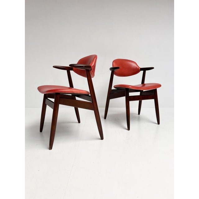 This typical vintage cowhorn chair is recognizable by its armrests shaped like a cowhorn. This distinctive wooden chair is...