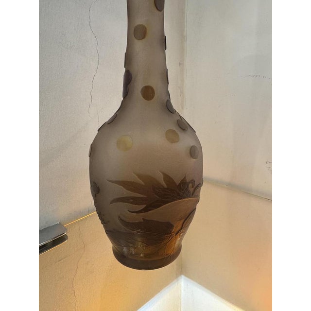 An exceptional Gallé vase made of multi-layered cameo glass in an elegant, slender form. The light background is adorned...