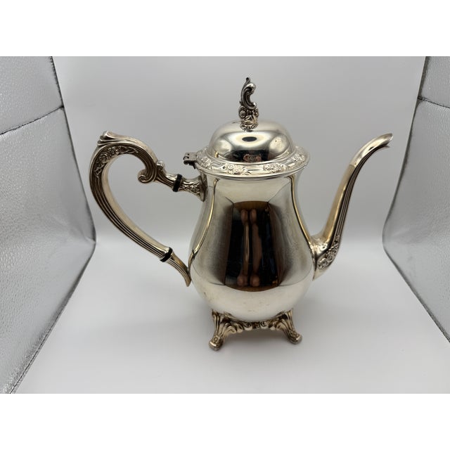 Oneida Du Maurier Silver Plate Coffee Pot & Teapot Set / Pitchers Ornate Vintage For Sale - Image 15 of 18