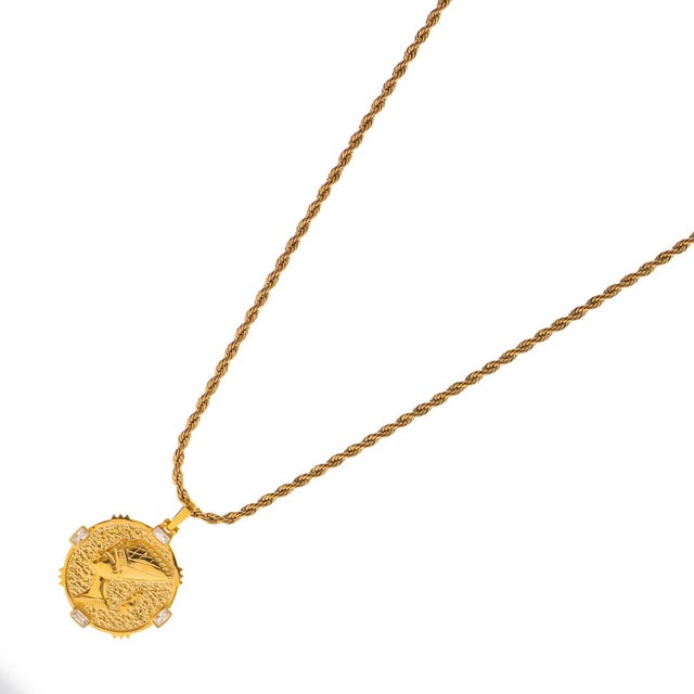 Gold Queen Nefertiti Medallion Gold Necklace For Sale - Image 8 of 9