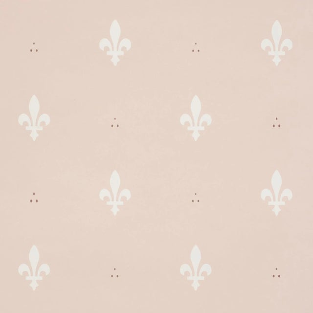 Contemporary Schumacher Fleur De Lis Wallpaper in Blush For Sale - Image 3 of 4