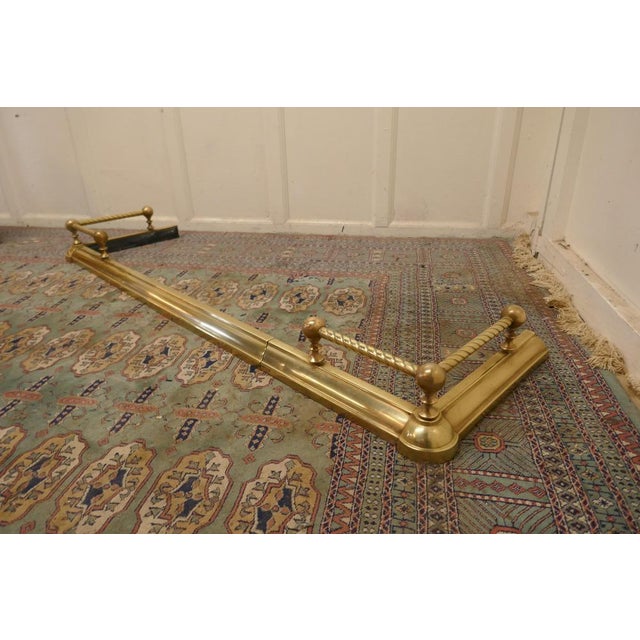 Victorian Extending Barley Twist Brass Fender, 1880s For Sale - Image 9 of 10