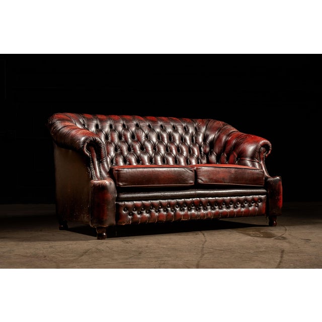 English 1980s Tufted Leather Oxblood Loveseat by Thomas Lloyd Visible For Sale - Image 3 of 12