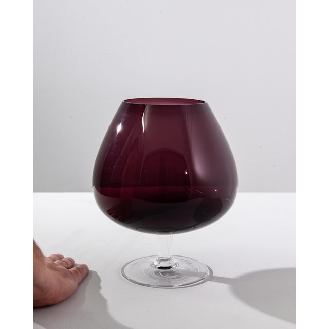 Elevate your dining experience with this stunning Italian purple glass goblet from the 1960s, a time when craftsmanship...