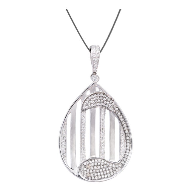 Diamond Pendant in 18k gold For Sale