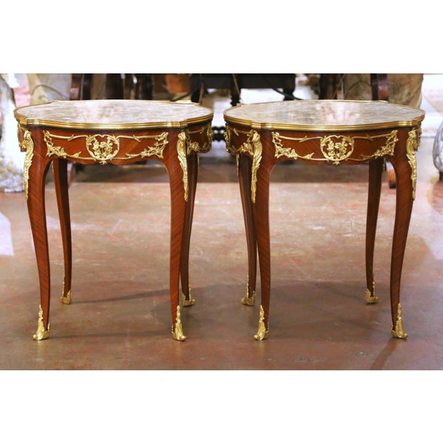 French Pair of Mid-C. French Louis XV Marble-Top Mahogany & Ormolu Mounted Side Tables For Sale - Image 3 of 11