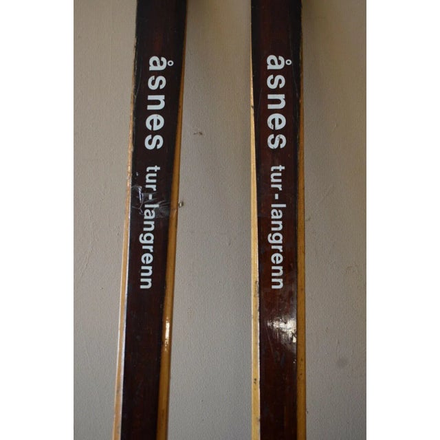 Vintage Hickory Wood Ski Set by Asnes Made in Norway - Set of 2 For Sale - Image 4 of 10