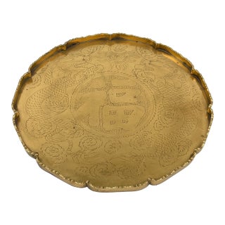 Late 19th-Century Chinoiserie Scalloped Edge Brass Opium Tray With Engraved Two Dragons Playing With Pearl For Sale