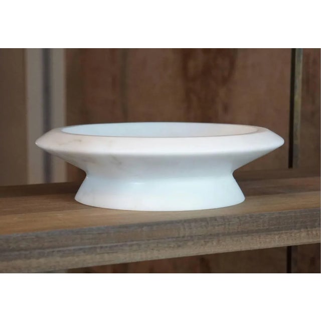 Sculptural, bright white, well-defined and multi-fold. Colominas has created a table service inspired by Angelo...