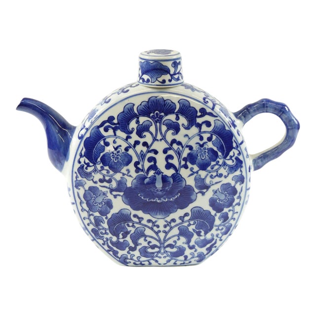 18th Century Blue and White Chinese Porcelain Teapot For Sale