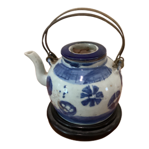 Antique Chinese Blue & White Porcelain Glazed Teapot W/Wire Bail Handles Surguch Stamp Wood Base