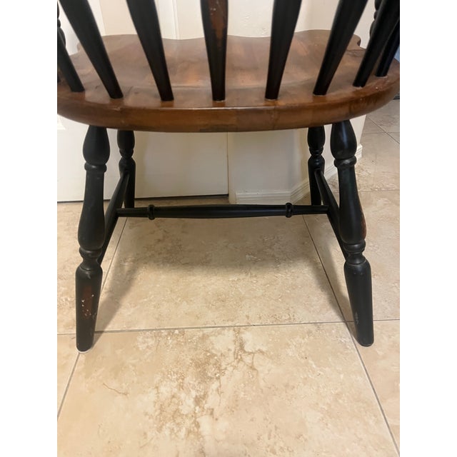 English Late 20th Century Homestead House Vintage Colonial-Style Windsor Arm Chair For Sale - Image 3 of 12