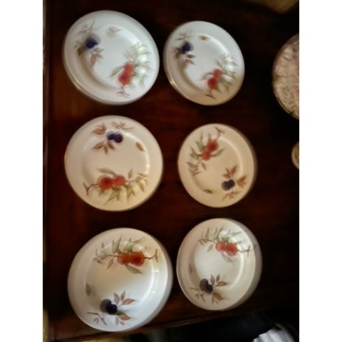 English 1960s Set of Six Royal Worcester Evesham Vale Dinner Plates, Lidded Tureen and Platter For Sale - Image 3 of 12