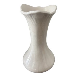 Vintage Shawnee Pottery Attributed White Vase – Ruffled Rim Opalescent Glaze Mid-Century American Art Pottery For Sale