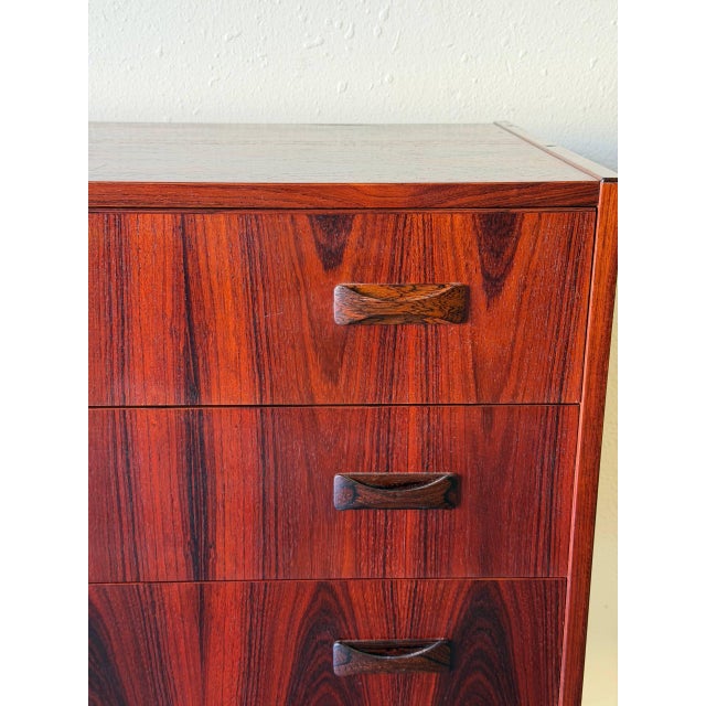 Brown Mid Century Danish Rosewood Chest of Drawers – Vintage Scandinavian 4 Drawer Dresser 1960s For Sale - Image 8 of 10