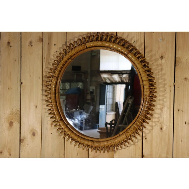 Very large round rattan mirror. superb general condition and beautiful blond patina from the present time. 62cm total...