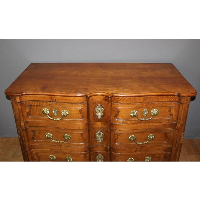 Louis XV Style Commode in Walnut and Cherry Wood, 1700s For Sale - Image 4 of 17