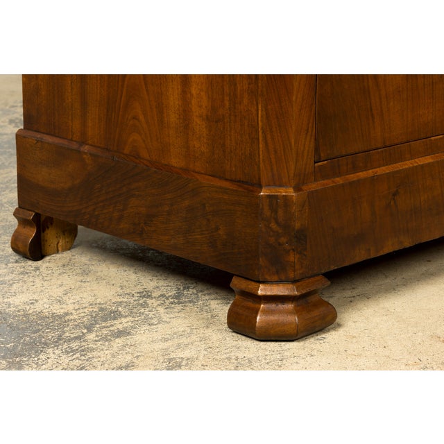 Mid-19th Century French Louis Philippe Walnut Commode With Carrara Marble Top For Sale - Image 16 of 18