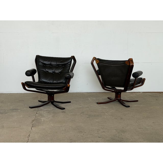 Mid-Century Modern Falcon Chairs in Black Leather by Sigurd Ressell, Norway, 1970s, Set of 2 For Sale - Image 3 of 10