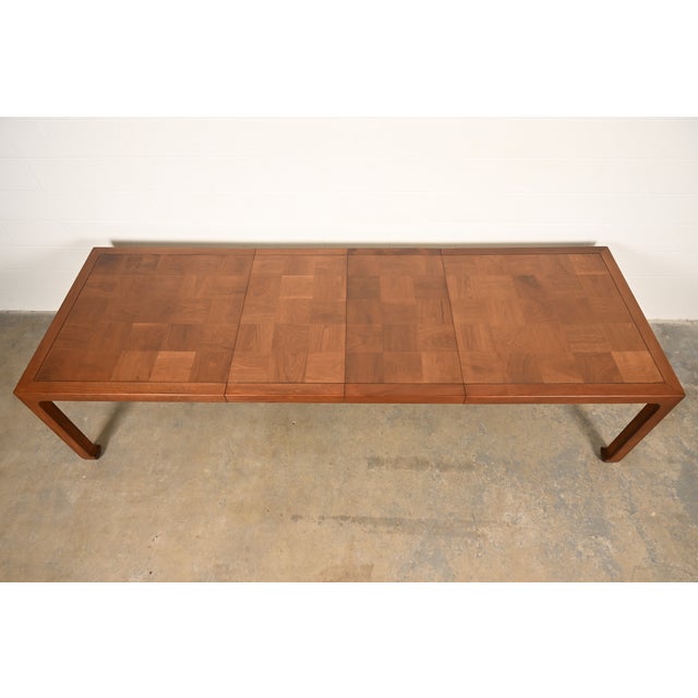 1970s Henredon Mid-Century Hollywood Regency Walnut Extension Dining Table, Newly Refinished For Sale - Image 5 of 15