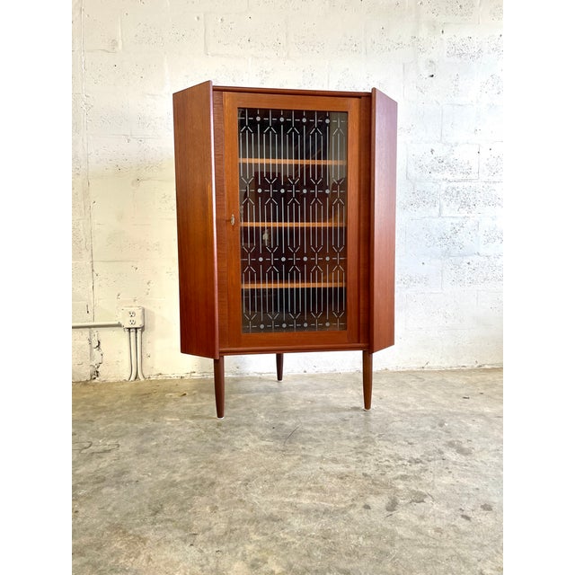 Danish Modern Teak Corner Glass Curio Cabinet or Bar For Sale In Miami - Image 6 of 10
